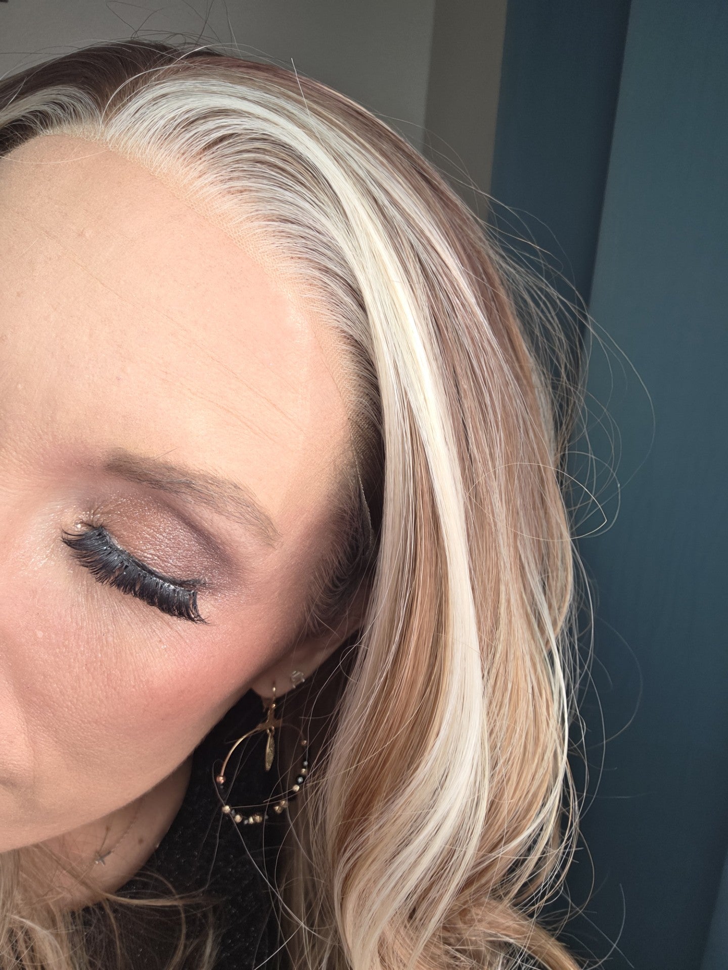 CARKIRA SERENA 20" Rootbeer Float 13x4 Lace Front Wig with Medium Cap Unisex Heat Friendly Up to 320°F Natural Looking Soft Smooth Realistic Scalp Hairline