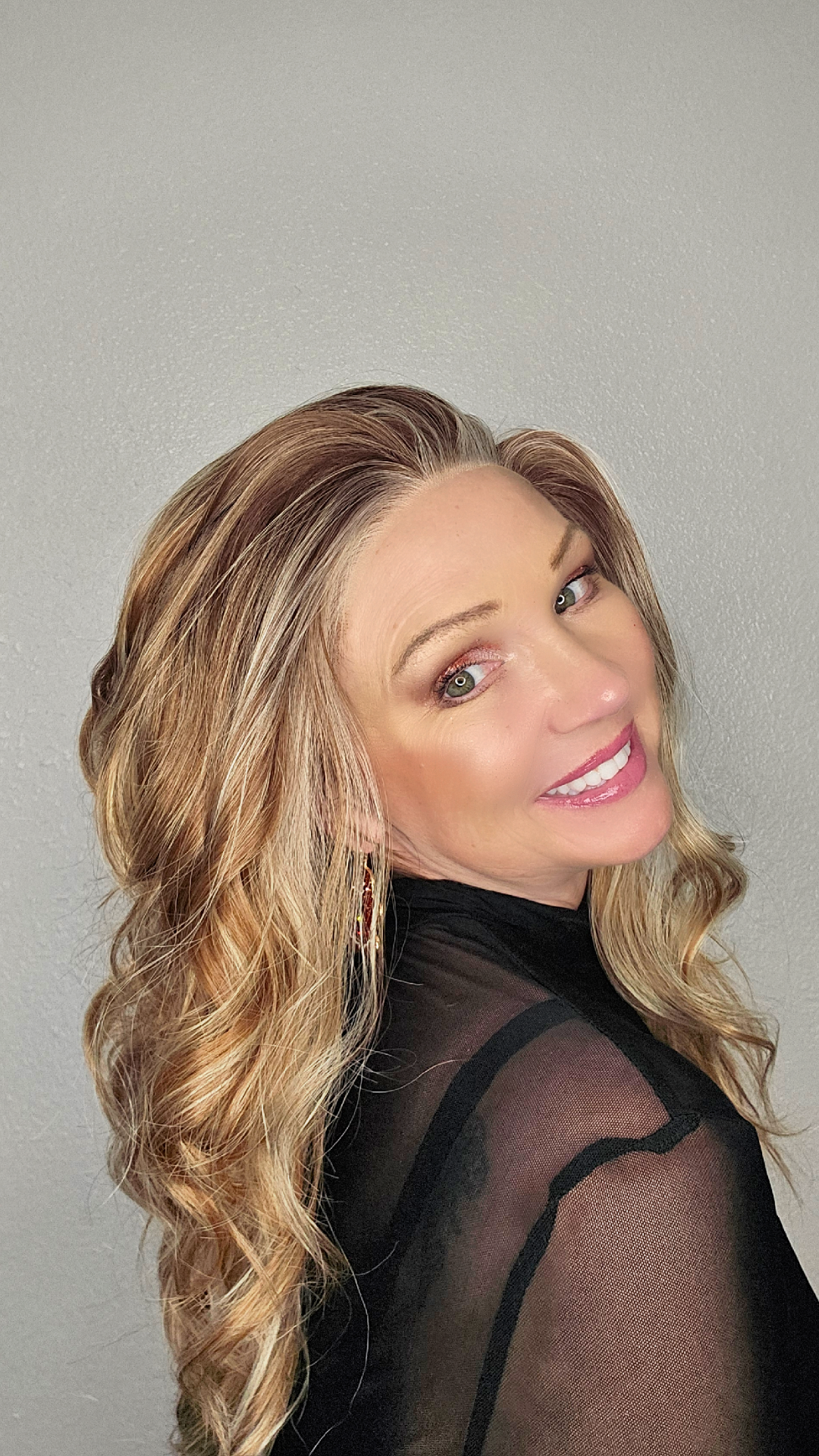 CARKIRA SERENA 20" Rootbeer Float 13x4 Lace Front Wig with Medium Cap Unisex Heat Friendly Up to 320°F Natural Looking Soft Smooth Realistic Scalp Hairline