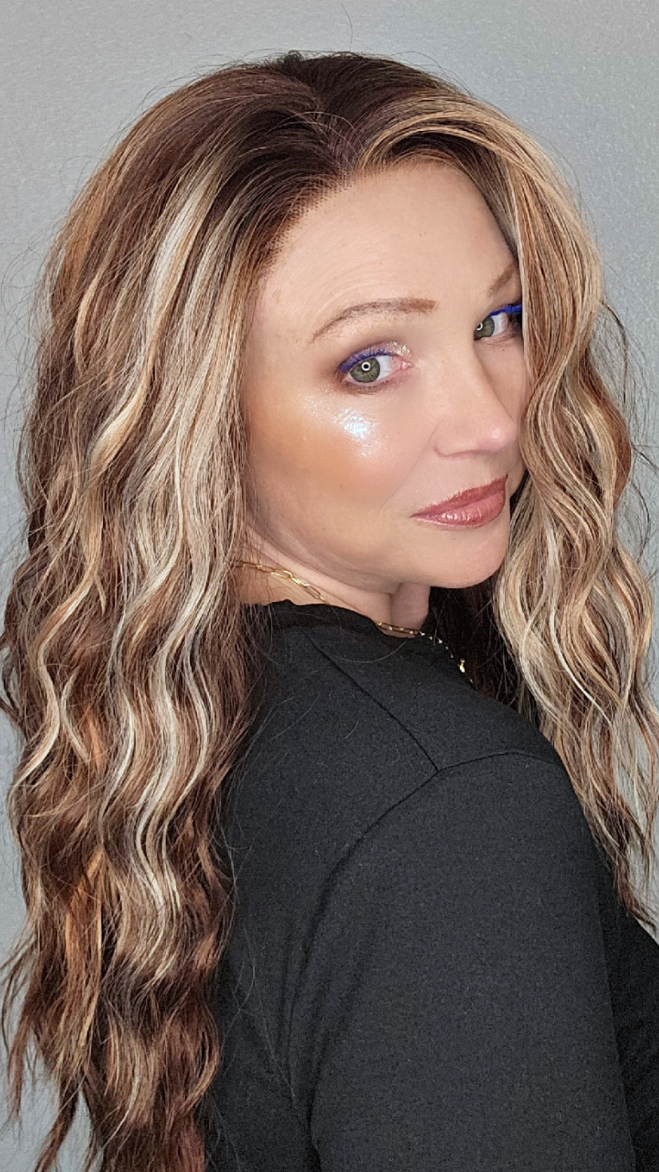 CARKIRA Michelle in the Honeyed Chestnut Bronde 22" Long 13x4 Lace Front Wig with Medium Cap Unisex Heat Friendly Up to 320°F Natural Looking Soft Smooth Realistic Scalp Hairline