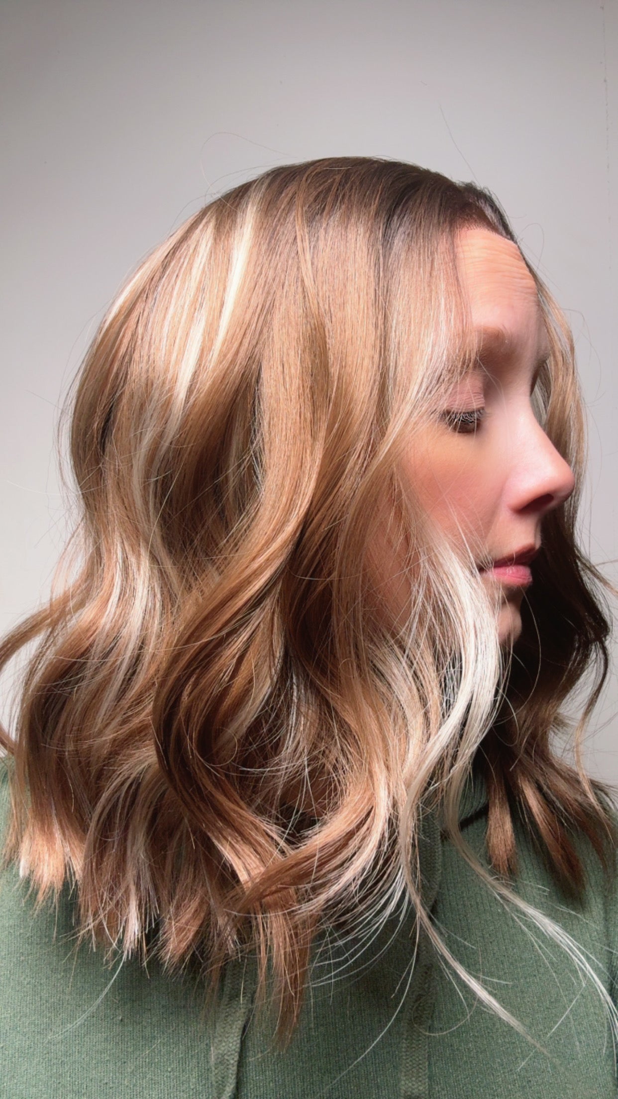 CARKIRA Angie 14" Caramel Blonde 13x4 Lace Front Wig with Medium Cap Unisex Heat Friendly Up to 320°F Natural Looking Soft Smooth Realistic Scalp Hairline