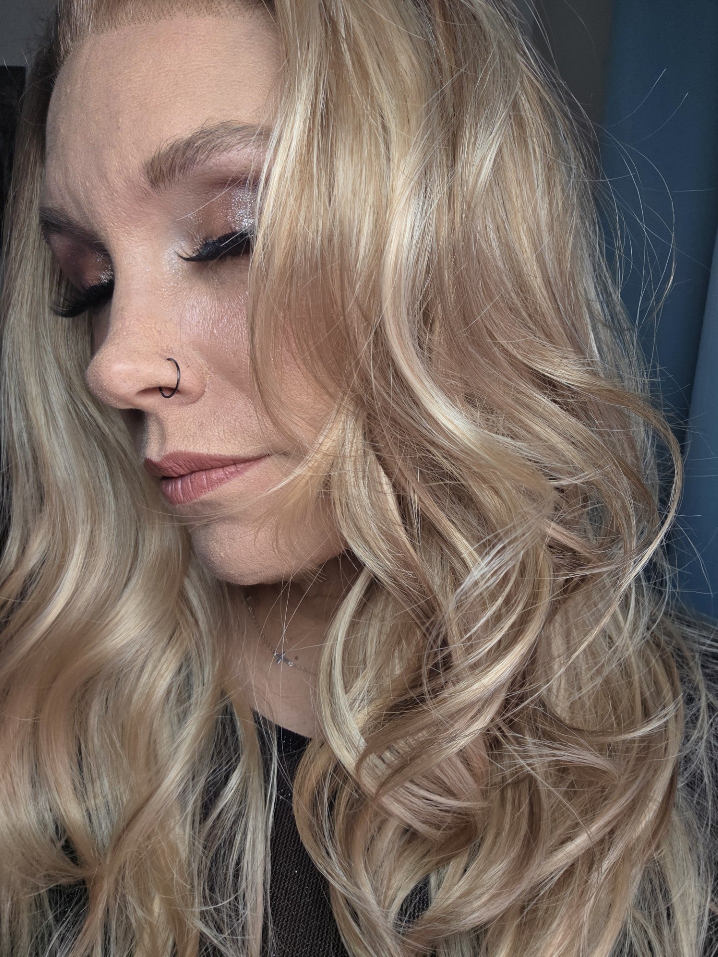 CARKIRA Marilyn 22" Chocolate Swirl Blonde 13x4 Lace Front Wig with Loose Curls Medium Cap Unisex Heat Friendly Up to 320°F Natural Looking Soft Smooth Realistic Scalp Hairline