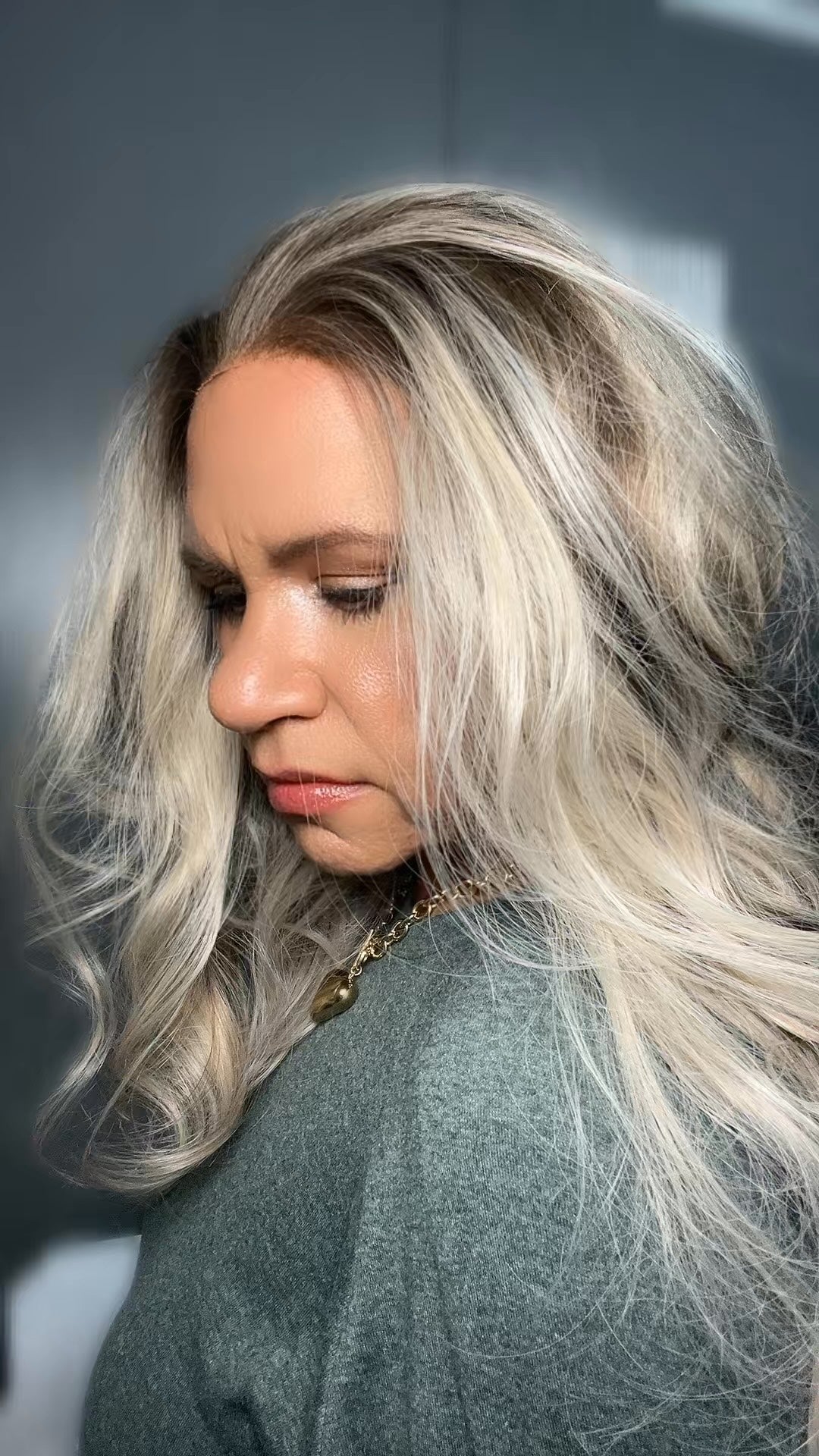 Carkira Belle 22" 13x6 Lace Front Wig Ash Blonde Highlight Brown Ombre Synthetic Hair Adjustable Straps Natural Look Heat Friendly for Daily Wear & Styling