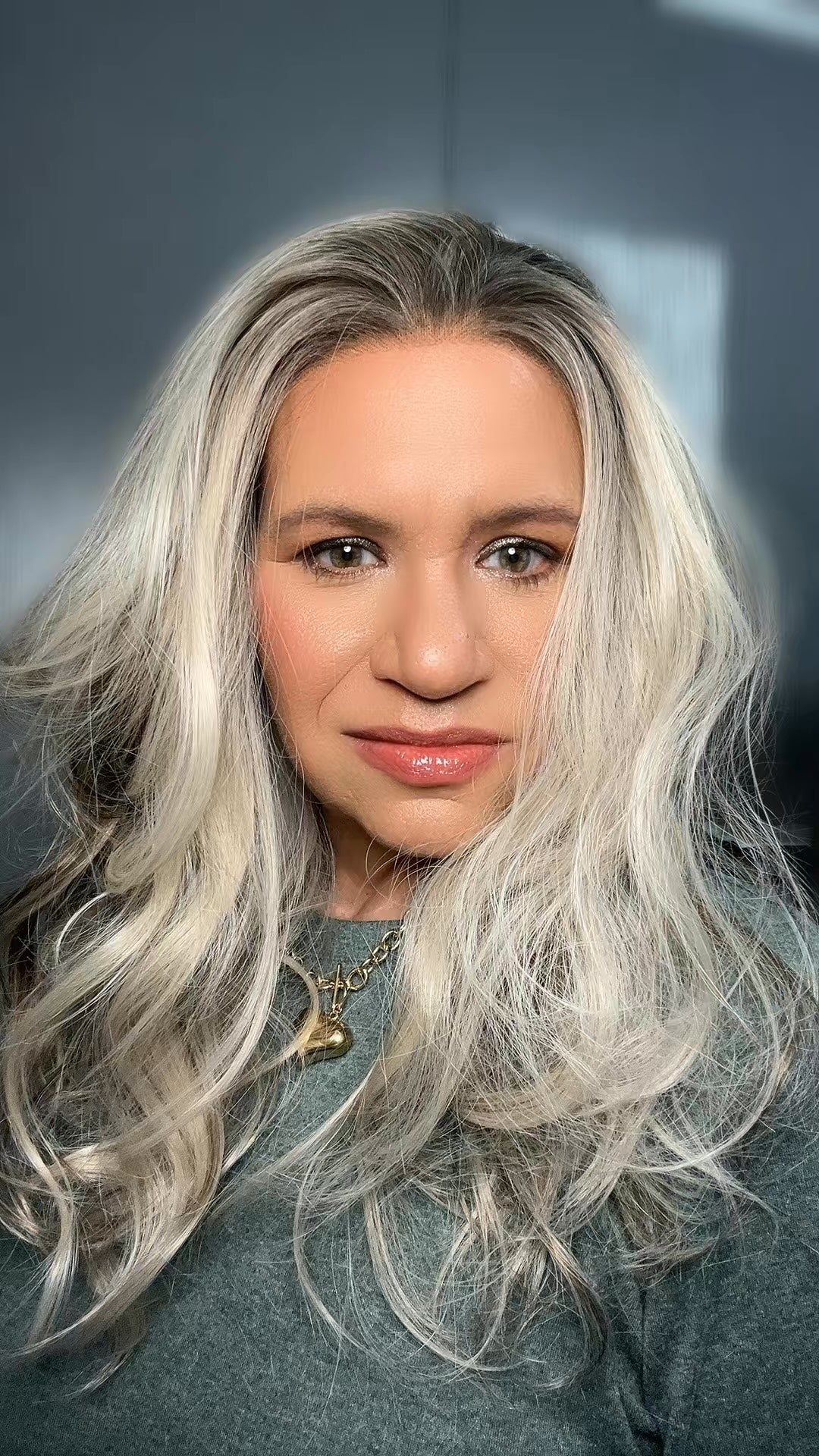 Carkira Belle 22" 13x6 Lace Front Wig Ash Blonde Highlight Brown Ombre Synthetic Hair Adjustable Straps Natural Look Heat Friendly for Daily Wear & Styling